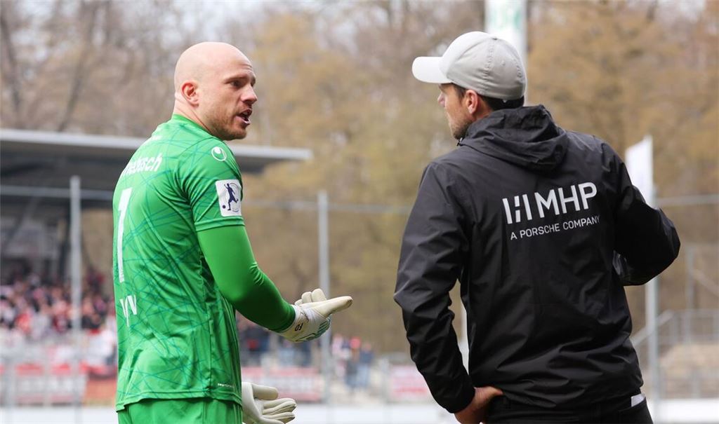 Gibt Trainer Marco Wildersinn seinem Stammkeeper Felix Dornebusch auf dem Kunstrasenplatz in Mainz-Mombach eine Pause?