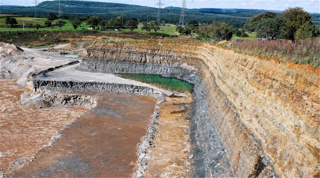 Gibt es eine Annäherung zwischen den Enzbergern und dem Steinbruchbetreiber? Gedankenspielen zufolge könnte es Zugeständnisse der Bürgerinitiative für eine beschränkte und vertraglich fixierte Erweiterungsfläche über die jetzige Grenze hinaus Richtung Osten (rechts) geben. Foto: Kollros