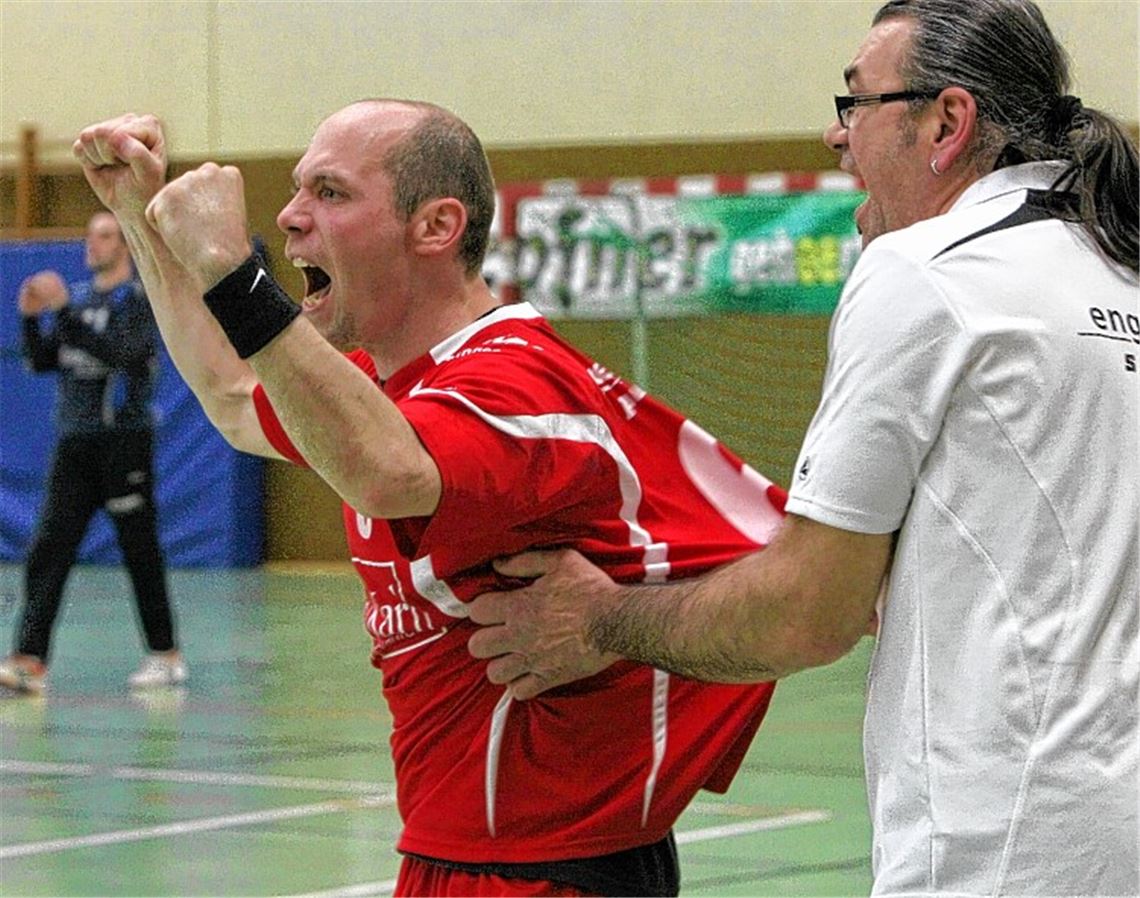 Gibt es für den TSV Knittlingen eine Saison zum Jubeln? Die Mannschaft von Trainer Medo Ganic (re., mit Andreas Büchle) gilt in der Kreisliga als heißer Meisterschaftskandidat. Foto: Eigner