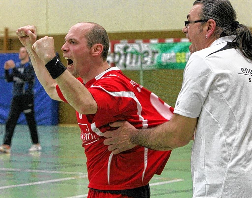 Gibt es für den TSV Knittlingen eine Saison zum Jubeln? Die Mannschaft von Trainer Medo Ganic (re., mit Andreas Büchle) gilt in der Kreisliga als heißer Meisterschaftskandidat. Foto: Eigner