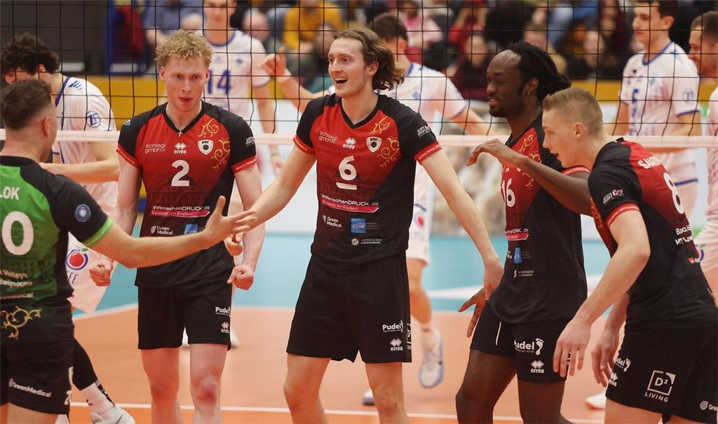 Gibt es für die Ludwigsburger Volleyballer um Kapitän Ben-Simon Bonin (Mi.) gegen den VfB Friedrichshafen erneut Grund zum Jubeln?