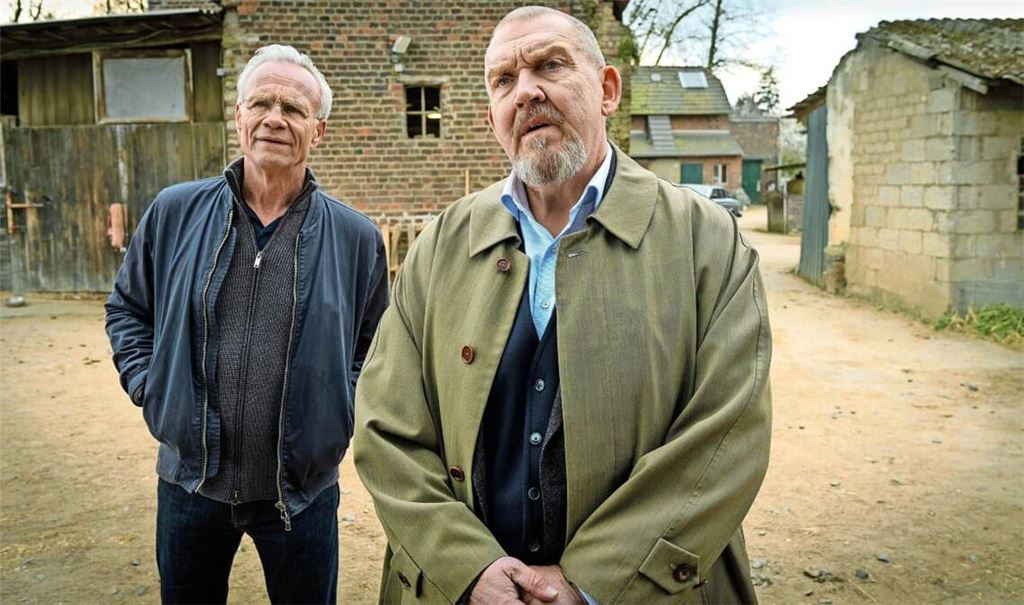 Gibt es in der Familie des Mordopfers Linus Markis ein dunkles Geheimnis? Die Kommissare Max Ballauf (Klaus J. Behrendt, l) und Freddy Schenk (Dietmar Bär, r) befragen seine Cousine Birgit Heitkamp.