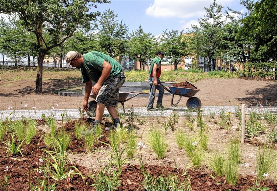 Gießen bei 1500 Grad: Nicht nur im Sommer haben die Arbeiter der Firma Hiller und Lutz einen heißen Job. Rechts: Auch auf das Gartenschauareal brennt die Sonne. Fotos: Weidicke, Fotomoment, privat