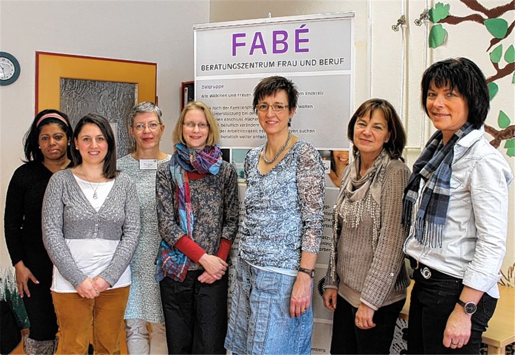 Gildet Beinemann und Noemi Giarratiana (v.li.) wollen mit Hilfe von FABÉ in Deutschland beruflich Fuß fassen. Beraterin Andrea Bauer (4.v.li.) wird immer 14-tägig offene Sprechstunden im Mehrgenerationenhaus Mühlacker anbieten.