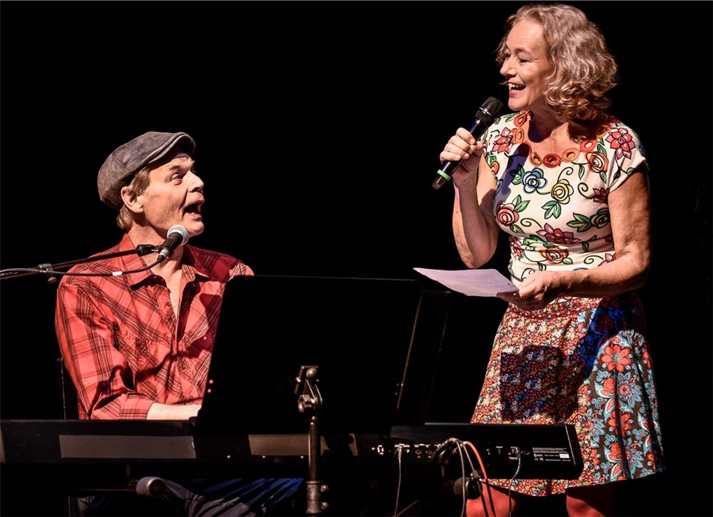 Gilla Cremer und Gerd Bellmann besingen die Freundschaft. Foto: © Arno de Clair