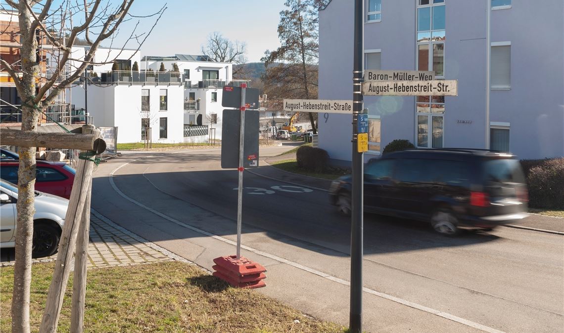Gilt als Gefahrenstelle auf dem Schulweg: An der Kreuzung August-Hebenstreit-Straße/Baron-Müller-Weg/Leoweg in Dürrmenz soll ein Zebrastreifen angelegt werden.Fotos: Fotomoment