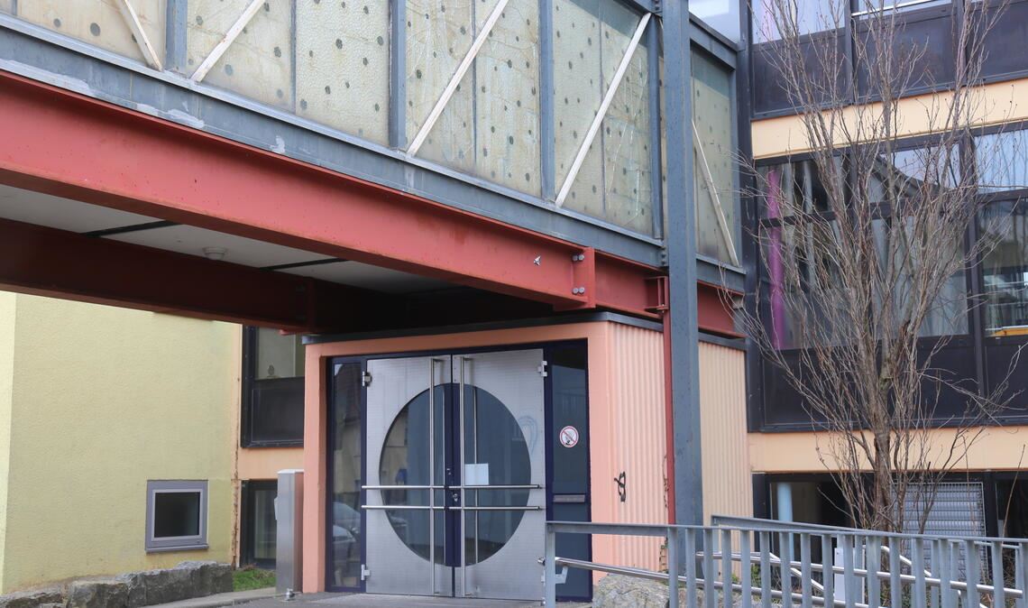 Gilt als dringend sanierungsbedürftig: die Mühlacker Mörike-Realschule. Foto: Deeg