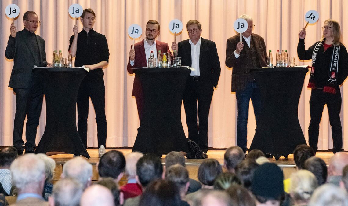 Unterschiede liegen nicht nur im Detail „Gilt für alle, die in Deutschland leben, dass die Würde des Menschen unantastbar ist?“ So lautet eine durchaus tiefsinnige Publikumsfrage, die in Zeiten der Debatte um die Migrations- und Flüchtlingspolitik Gunther Krichbaum (CDU, v.li.), Thomas Gönner (Grüne), Michael Hofsäß (SPD), Rainer Semet (FDP), Emil Sänze (AfD) und Helmut Kuntschner (Die Linke) klar mit „Ja“ beantworten. Fotos: Fotomoment