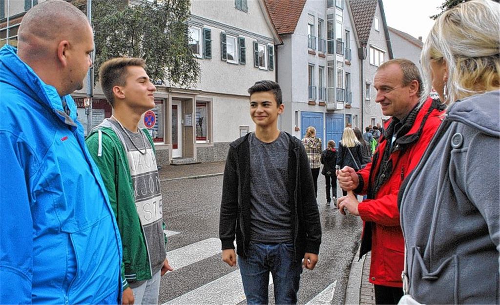 Gino Becht (v.li), Ingo Weimer und Nathalie Pavan sind auf dem Straßenfest unterwegs, um mit den jugendlichen Gästen über Alkoholmissbrauch und Gewalt zu sprechen. 