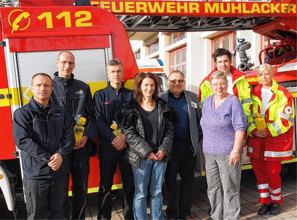 Gisela Oser (3.v.re.), Gerhard Ott und Doreen Braemer (li. daneben) von der Verkehrswacht danken den Vertretern von Feuerwehr, Polizei und Rettungsdienst.