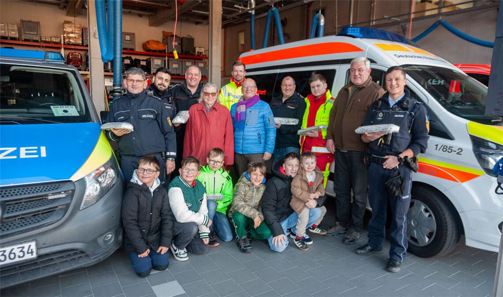 Gisela Oser und Winfried Abicht (Mitte) beschenken die Einsatzkräfte. Foto: Fotomoment