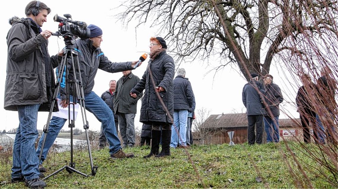 Gisela Schmid-Beck ist nicht kamerascheu. Ohne einen Holperer erklärt die Lomersheimerin dem ZDF-Mann Ludwig Klug, warum die Behörden im Falle des Birnbaums übers Ziel hinausschießen. Sie glaubt, dass das Landratsamt sich mit seiner rigorosen Vorgehensweise in Ötisheim selbst unter Zugzwang gebracht hat. „Dieser Zwang ist nach der EU-Richtlinie eigentlich gar nicht da.“ 