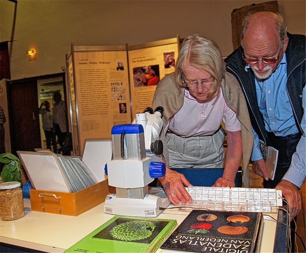 Gisela und Ulrich Kramer sind von der Ausstellung beeindruckt. „Ich bin immer wieder fasziniert, welch eine Kraft in so einem kleinen Samenkorn steckt“, sagt die Hobbybotanikerin nach einem Blick durchs Mikroskop.