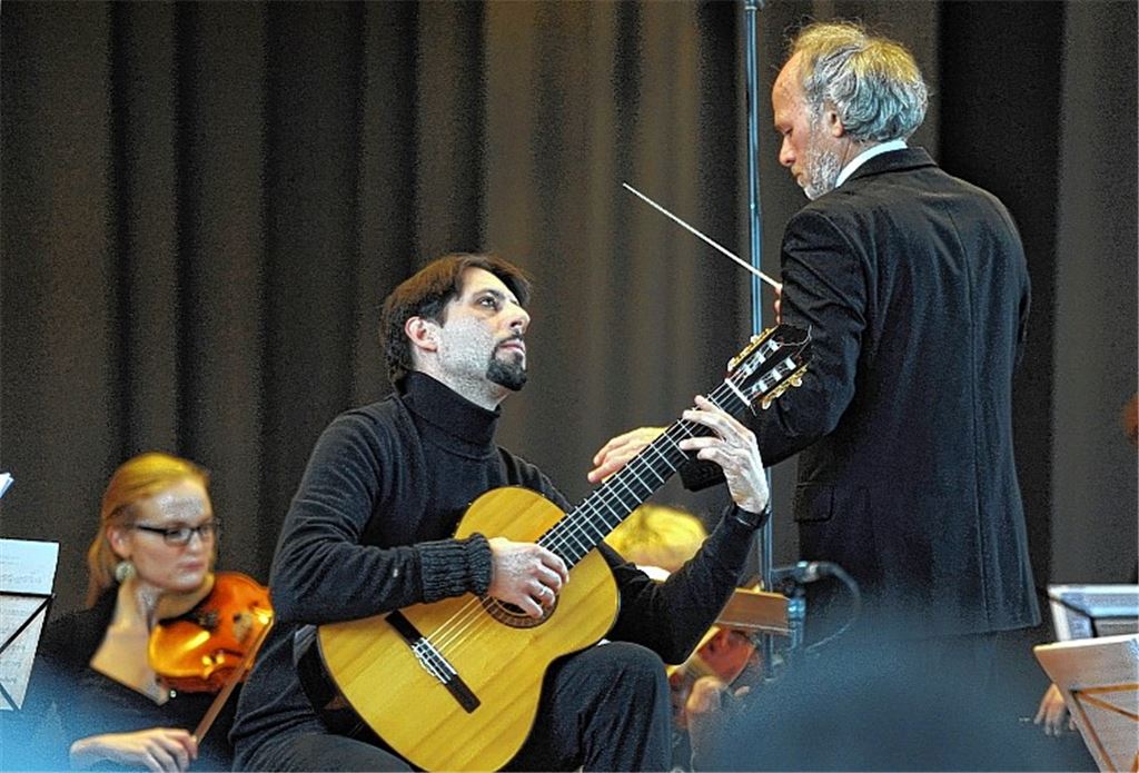 Gitarrist Santy Masciarò sowie Peter Wallinger und die sueddeutsche kammersinfonie bieten ein besonderes Kultureignis. Foto: Fotomoment