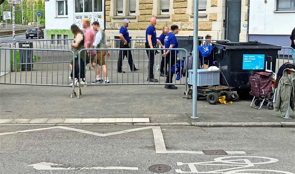 Gitter versperren Radfahrern und Fußgängern in der Mercedesstraße, an der Ecke zur Kegelenstraße, den Weg.