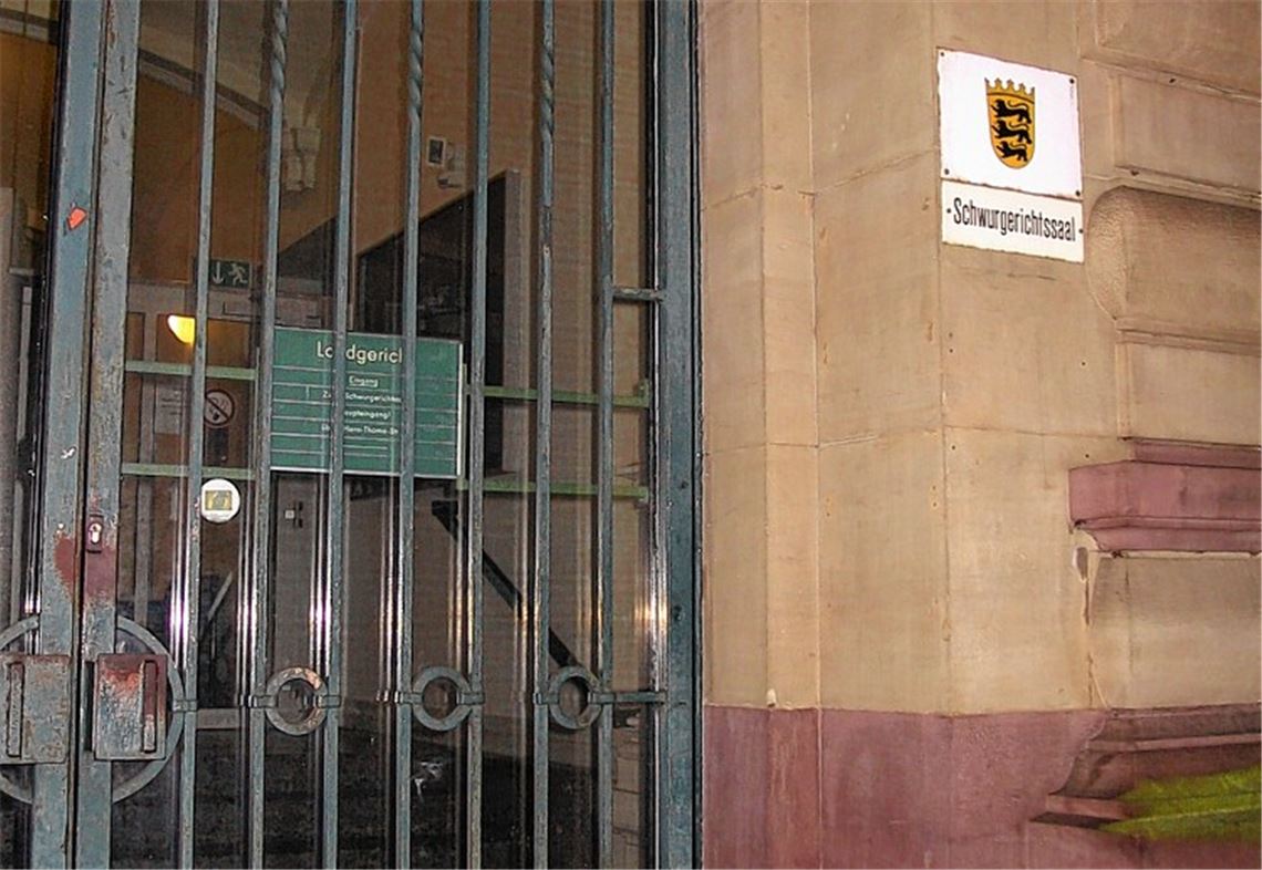 Gitterstäbe am Eingang des Karlsruher Gerichtsgebäudes: Hinter Gitter muss auch die junge Frau, die in Dürrmenz auf ihren Schwager eingestochen hat.