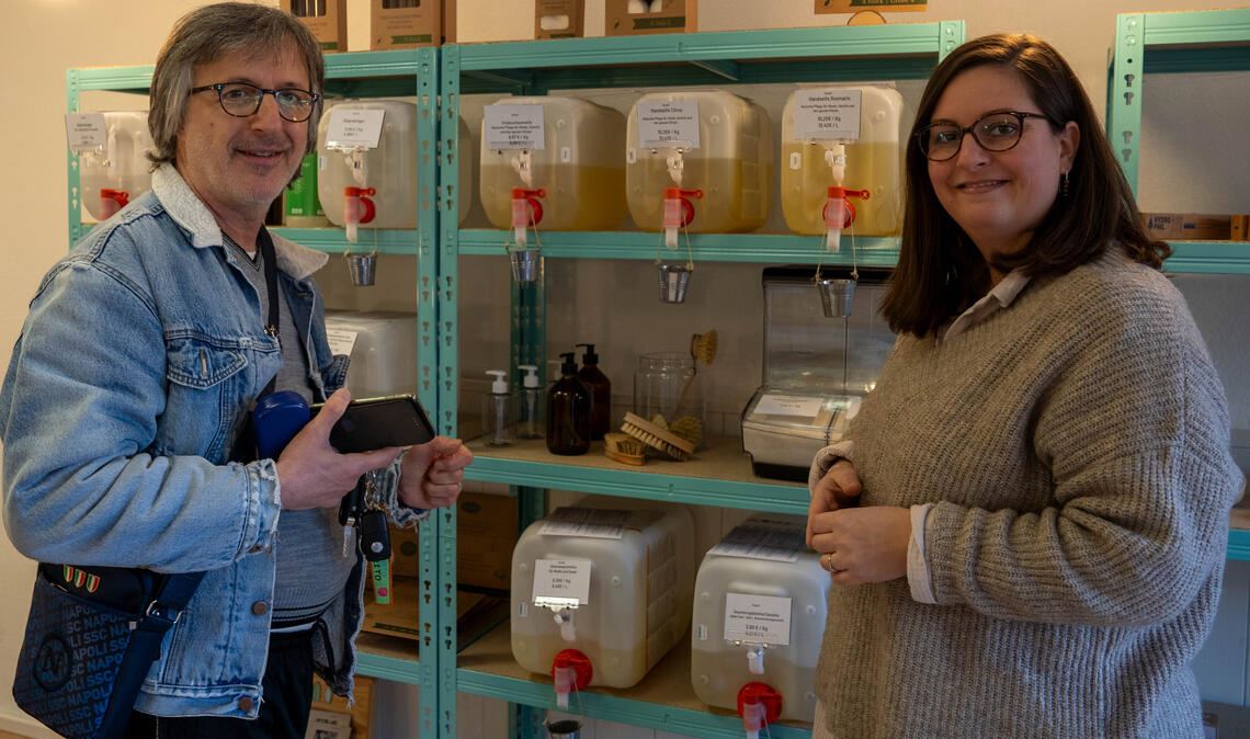 Pop-up-Raum Mühlacker: Testlauf startet mit nachhaltigen Produkten Giuseppe Iodice gehört zu den ersten Kunden, die Yvette Stamboulidis am Dienstagvormittag in ihrem Laden im Pop-up-Raum berät. Fotos: Recken