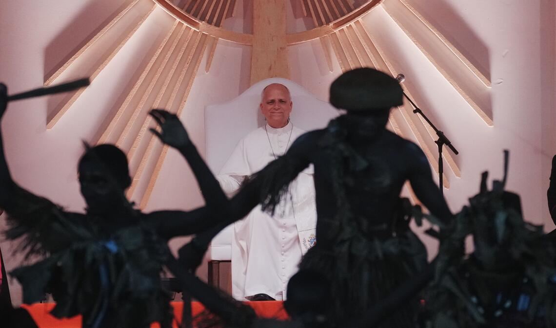 Gläubige in traditionellen Kostümen treten für Papst Leo XIV. während seines Treffens mit jungen Menschen und Familien im Stadion von Bata in Äquatorialguinea auf.