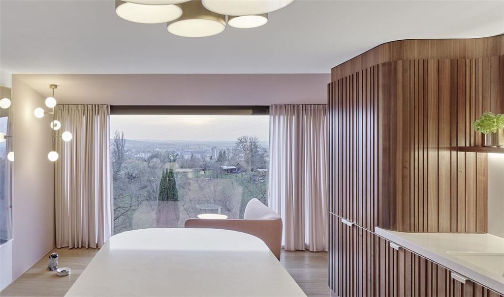 Glamouröses Landleben und geglückter Umbau eines  aus der Nachkriegszeit stammenden Einfamilienhauses in Eningen am Fuße der Alb.