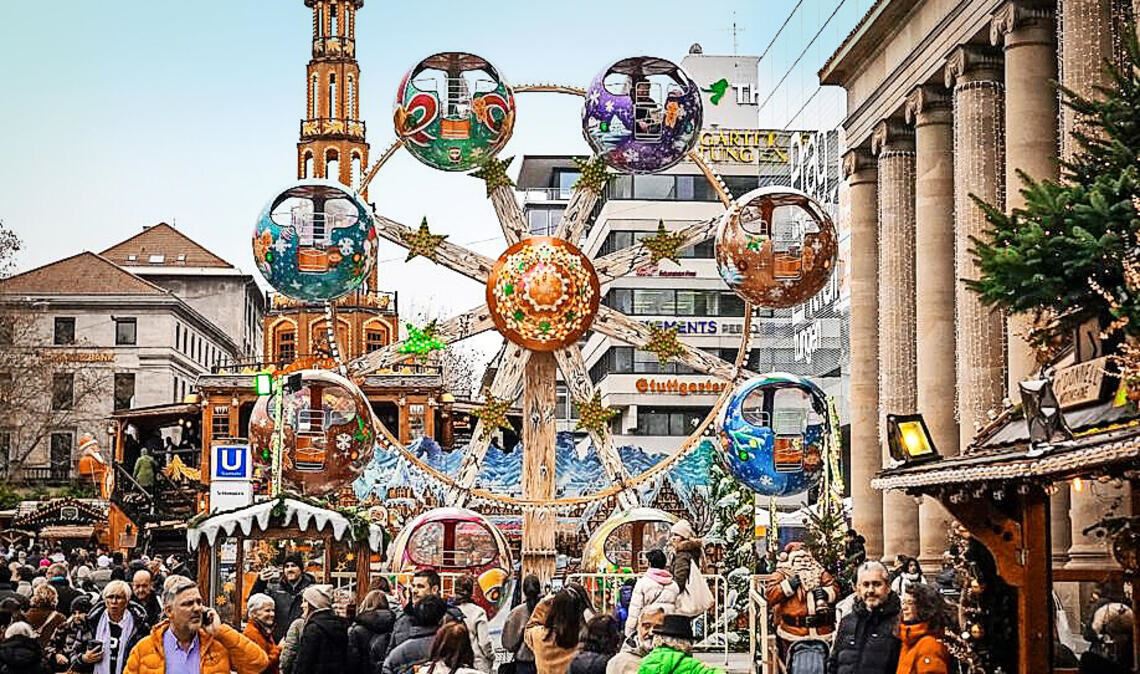 Glanz auf dem Stuttgarter Weihnachtsmarkt. Auch die Stadt Stuttgart schneidet glänzend ab – zumindest, wenn es um die Karriere-Webseiten geht.