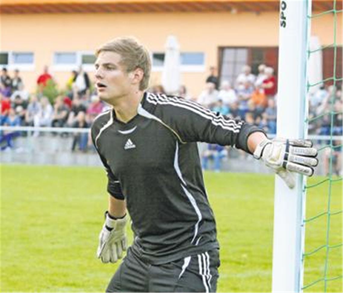 Glanzleistung im Phönix-Tor: Daniel Kern pariert in Bissingen ein paar Unhaltbare. Foto: Eigner