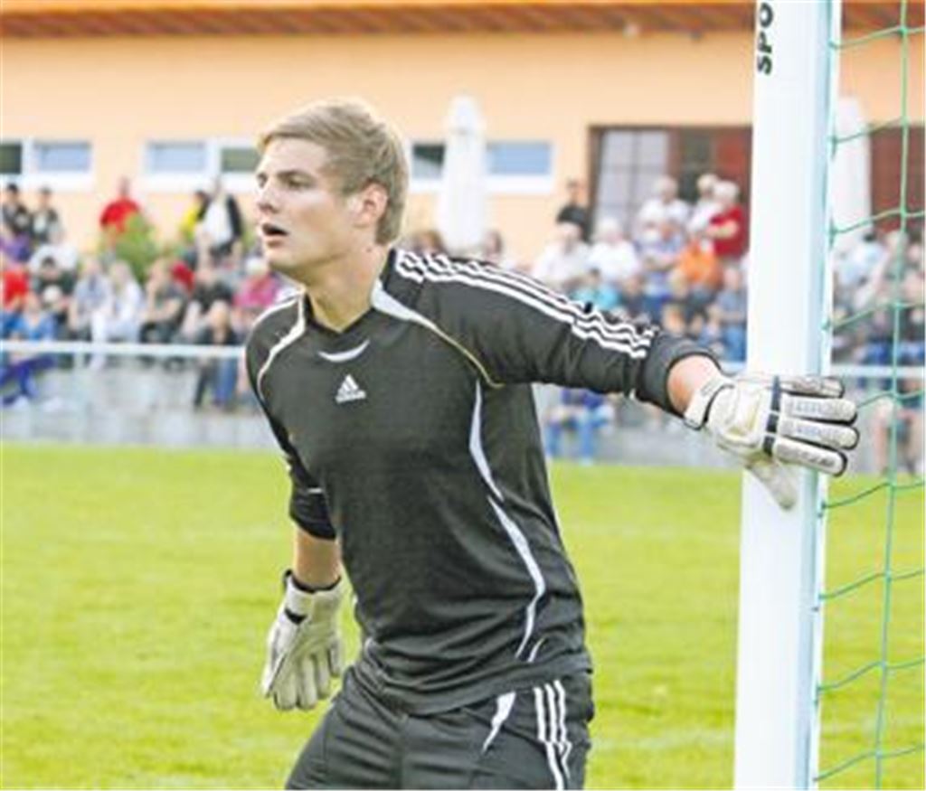 Glanzleistung im Phönix-Tor: Daniel Kern pariert in Bissingen ein paar Unhaltbare. Foto: Eigner