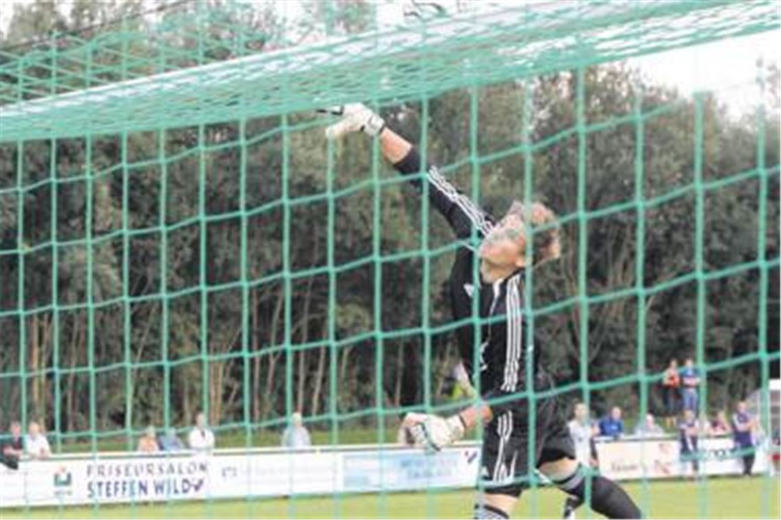 Glanztat von Daniel Kern, der einen Schuss über die Latte lenkt. Trainer Eberhard Carl vertraut dem 20-jährigen Nachwuchs-Keeper.
Foto: Eigner