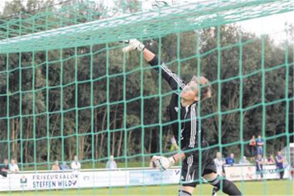 Glanztat von Daniel Kern, der einen Schuss über die Latte lenkt. Trainer Eberhard Carl vertraut dem 20-jährigen Nachwuchs-Keeper.
Foto: Eigner