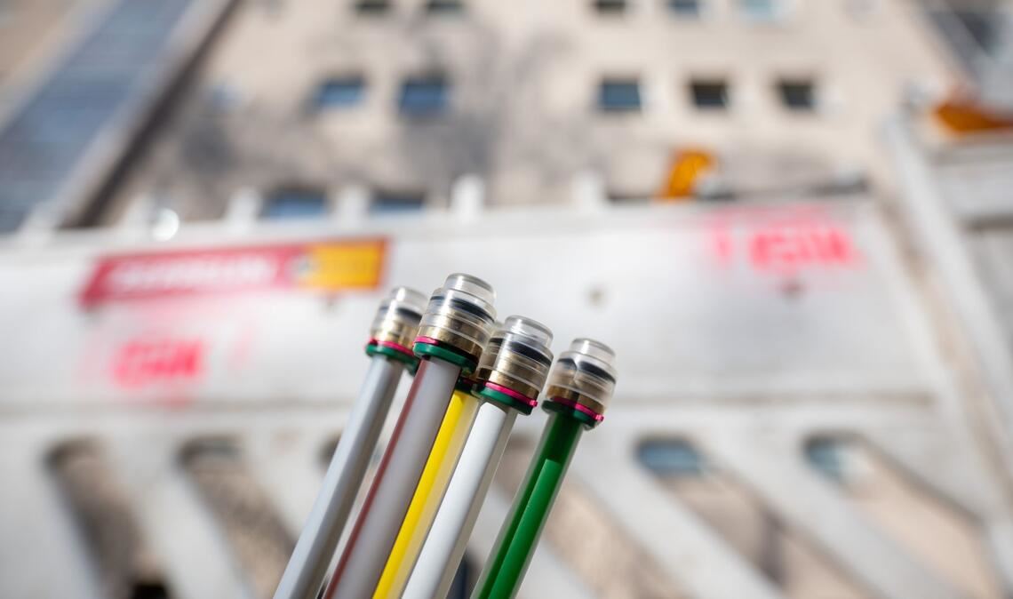 Glasfaser-Kabel an einem Berliner Wohnhaus.