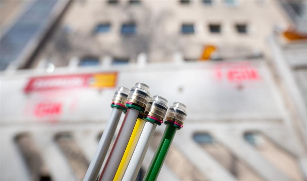 Glasfaser-Kabel an einem Berliner Wohnhaus.