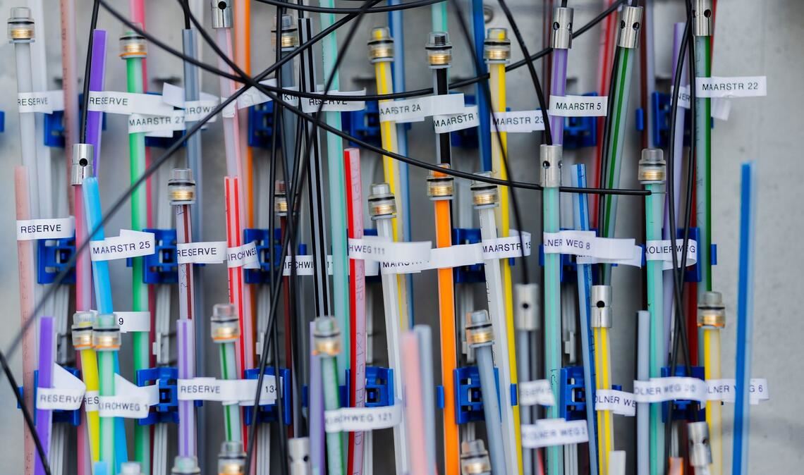 Glasfaserkabel in einem Verteilerkasten.