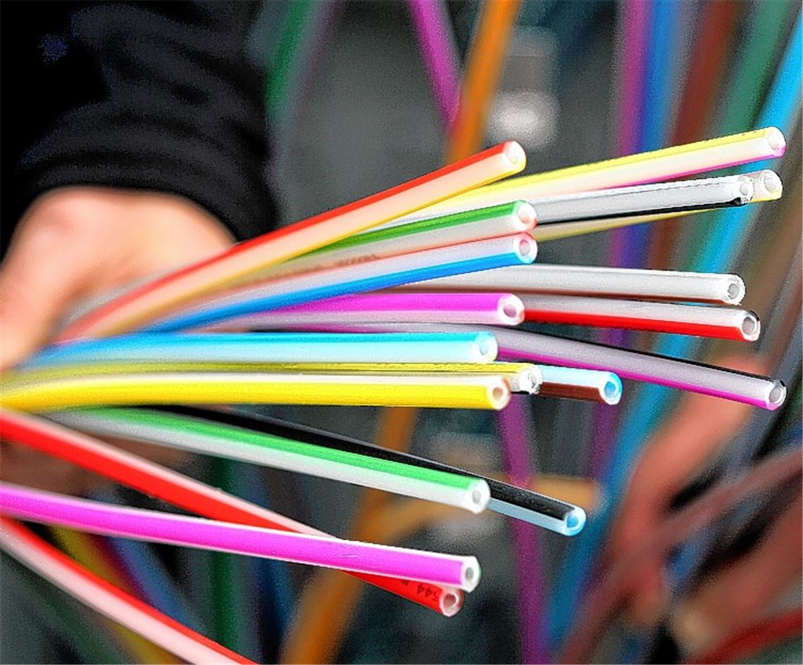 Glasfaserkabel sollen im Enzkreis für Tempo auf der Datenautobahn sorgen. Foto: Kollros