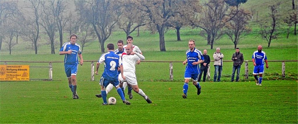 Glasklarer Heimerfolg: Die Spielgemeinschaft Ölbronn-Dürrn (weiße Trikots) demütigt die Reserve des 1. FC Kieselbronn mit einem 8:1-Sieg. Foto: Fotomoment
