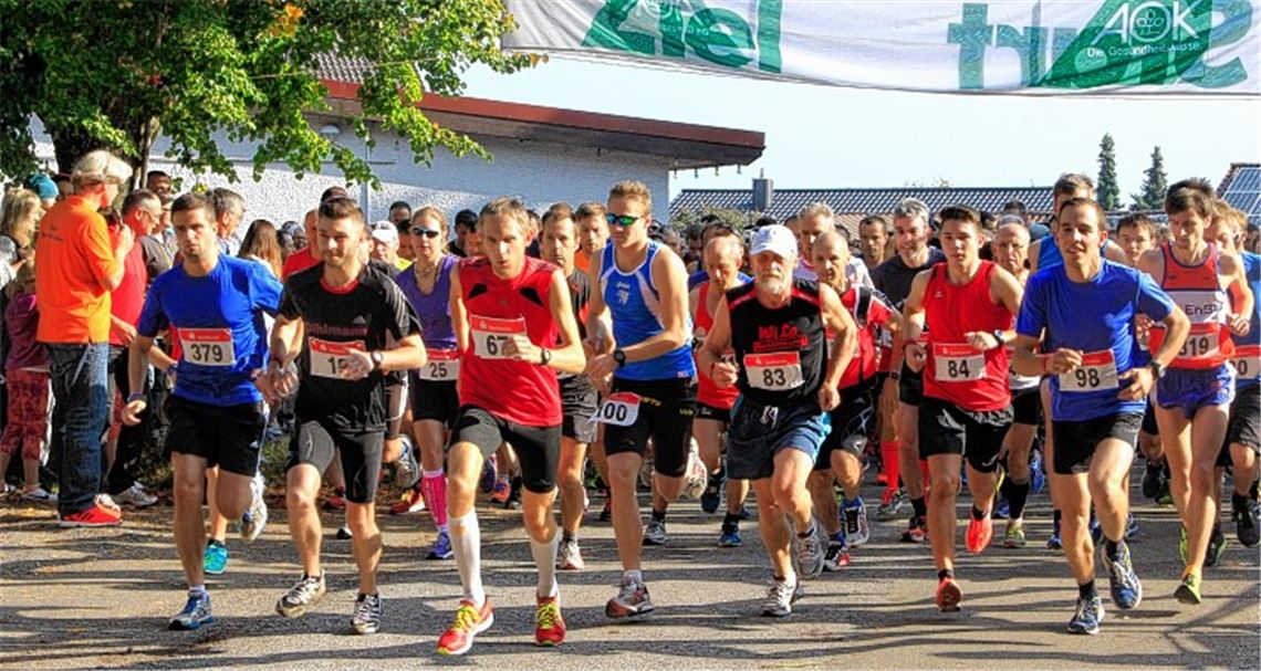 Gleich beim Start vorneweg: Markus Nippa (rotes Trikot, weiße Strümpfe) strebt der Titelverteidigung auf der anspruchsvollen Strecke zwischen Wiernsheim und Öschelbronn entgegen.