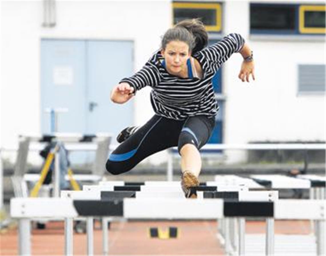 Gleich im ersten Wettkampf qualifiziert sich die 15-jährige Marie Theres Ott für die Landesmeisterschaften im Hürdenlauf. Im Training arbeitet sie hart an der Verbesserung ihrer Technik.
Foto: Tilo Keller