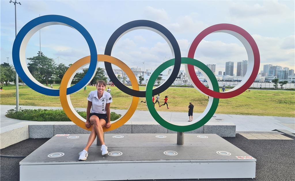 Gleich könnte ein Olympiasieger ums Eck kommen: Carolina Krafzik hat es sich in einem der Ringe im Olympischen Dorf gemütlich gemacht, im Hintergrund Tokios Skyline. privat