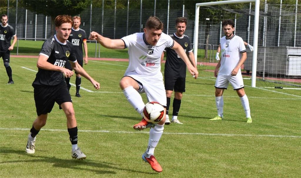 Gleich mal ein kleiner Dämpfer gegen den Vizemeister der Vorsaison: Bezirksliga-Absteiger TSV Dagersheim (in Weiß) versemmelte den Auftakt mit einem 2:3 daheim gegen die SpVgg Aidlingen.