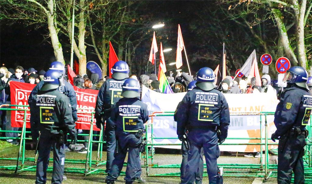 Gleich mehrere Demonstrationen waren am Gedenktag zur Zerstörung der Stadt Pforzheim angemeldet. Eine von ihnen musste die Polizei unterbinden, weil die Teilnehmer vermummt waren. Foto: Waldemar Gress/Einsatz-Report24
