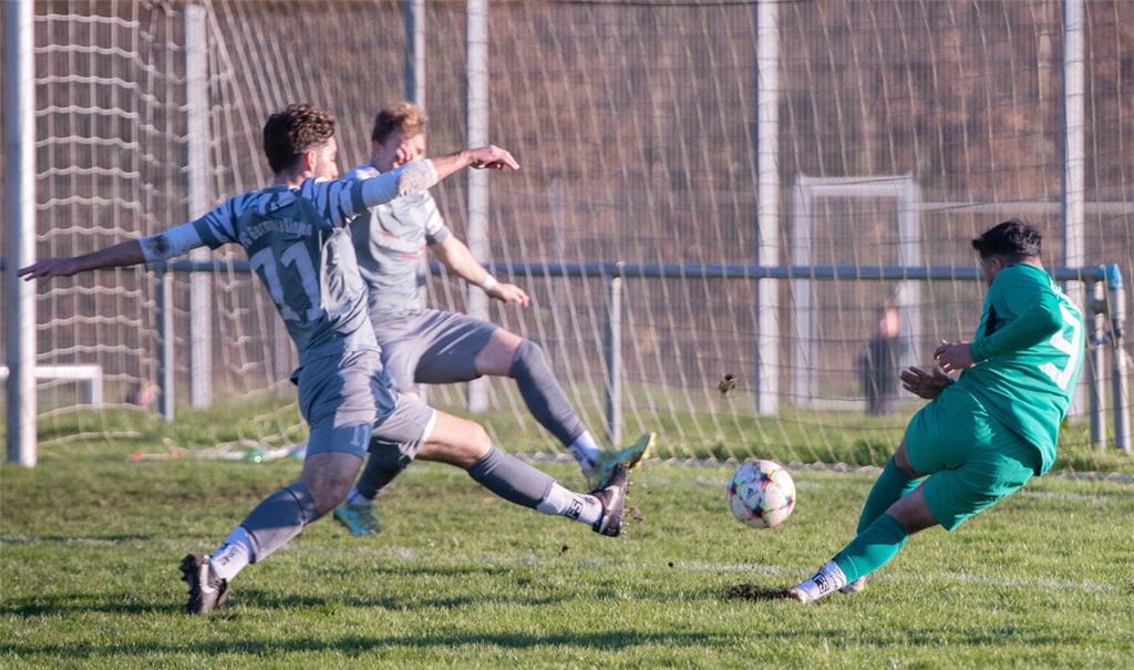 Gleich steht es 1:0 für Zaisersweiher: Ugur Bozkaya (re.) wird über rechts freigespielt und versenkt den Ball im Gästetor. Fotos: Fotomoment