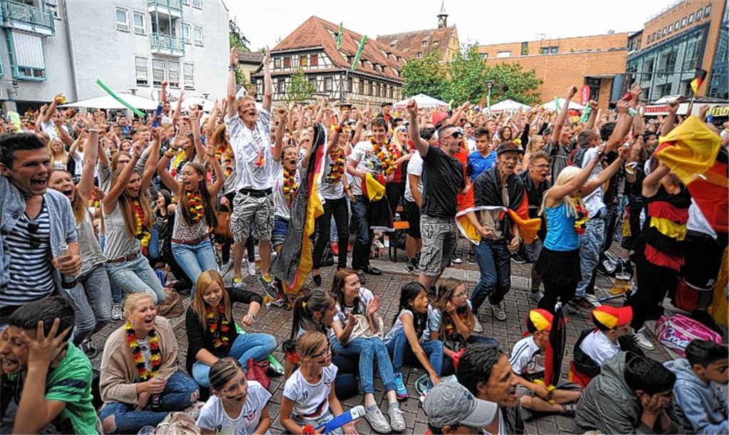 Gleich viermal dürfen die Fans der deutschen Elf beim Public Viewing in Mühlacker Luftsprünge machen, anschließend wird das 4:0 über Portugal mit einem Autokorso gewürdigt.