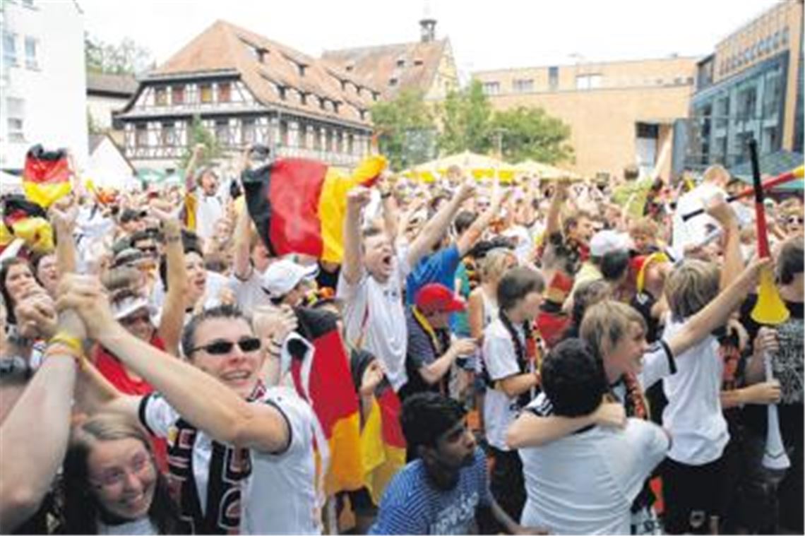 Gleich viermal versetzt die deutsche Nationalmannschaft die Fußballfans beim Public Viewing auf dem Kelterplatz in einen kollektiven Jubelrausch  und nach dem Abpfiff wird in der Innenstadt noch kräftig weitergefeiert. 
Foto: Tilo Keller