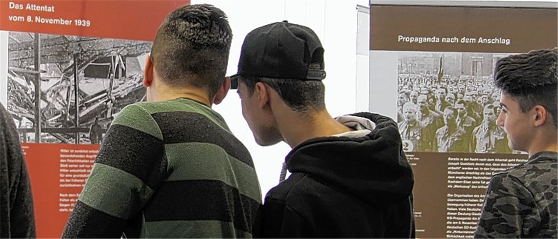 Gleich zur Eröffnung schauen sich auch einige Schüler die Ausstellung über den Hitler-Attentäter Georg Elser im Illinger Rathaus an.