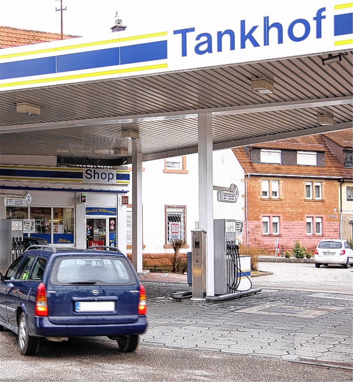 Gleich zweimal ist der Tankhof in Knittlingen (Bild li.) in diesem Jahr überfallen worden. Auch die Esso-Tankstelle in Niefern (Bild re.) wurde schon Ziel von Räubern. Archivfotos: Disselhoff/Fotomoment