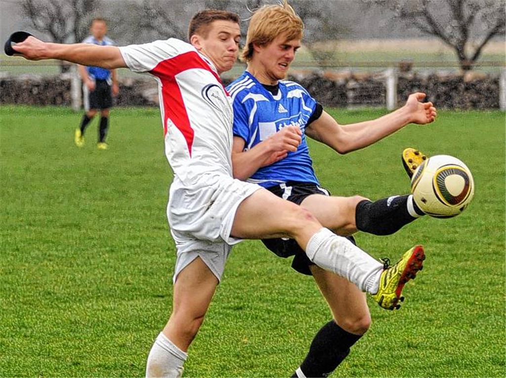 Gleichauf: SG Ölbronn-Dürrn (in Weiß) und Viktoria Enzberg teilen die Punkte. Foto: Fotomoment