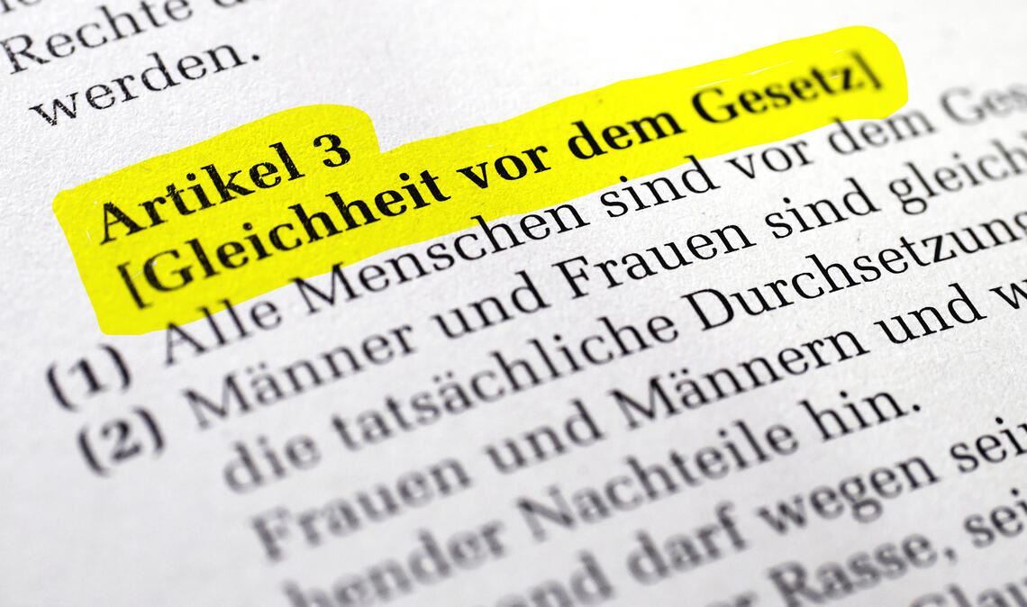 Gleiche Rechte für Männer und Frauen sind im Grundgesetz verankert. Das bedeutet aber nicht, dass alle Ungerechtigkeiten beseitigt wären. Foto: Adobe Stock/Schönfeld