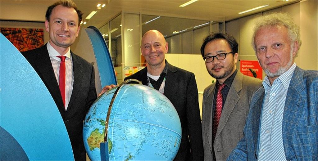 Globalisierung hat viele Aspekte (v. li.): Patrick Ertel, Thomas Knodel, Kwon Ho Rhee und Heinz Daferner bei der Ausstellungseröffnung. Foto: Stahlfeld