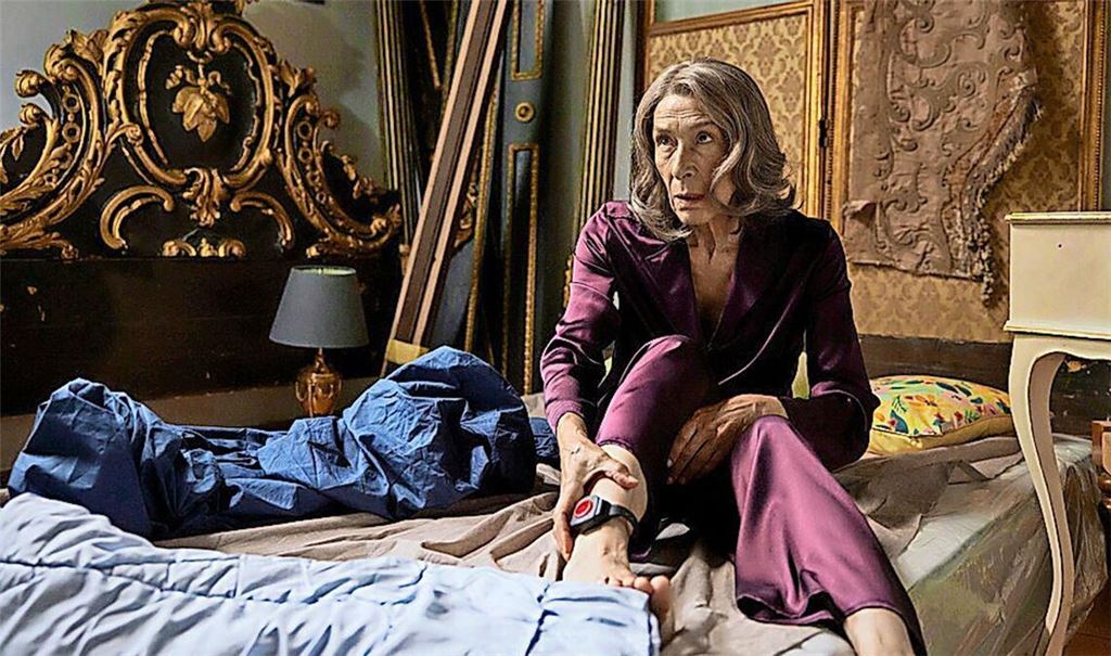 Gloria Almeda (Adele Neuhauser) ist seit ihrer unerwarteten Rückkehr aus dem Gefängnis mit einer Fußfessel ans Schloss gebunden.