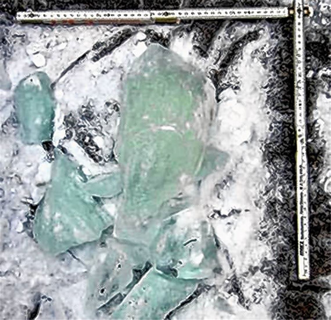 Glück im Unglück: Der Eisklumpen richtet nur einen geringen Sachschaden an.