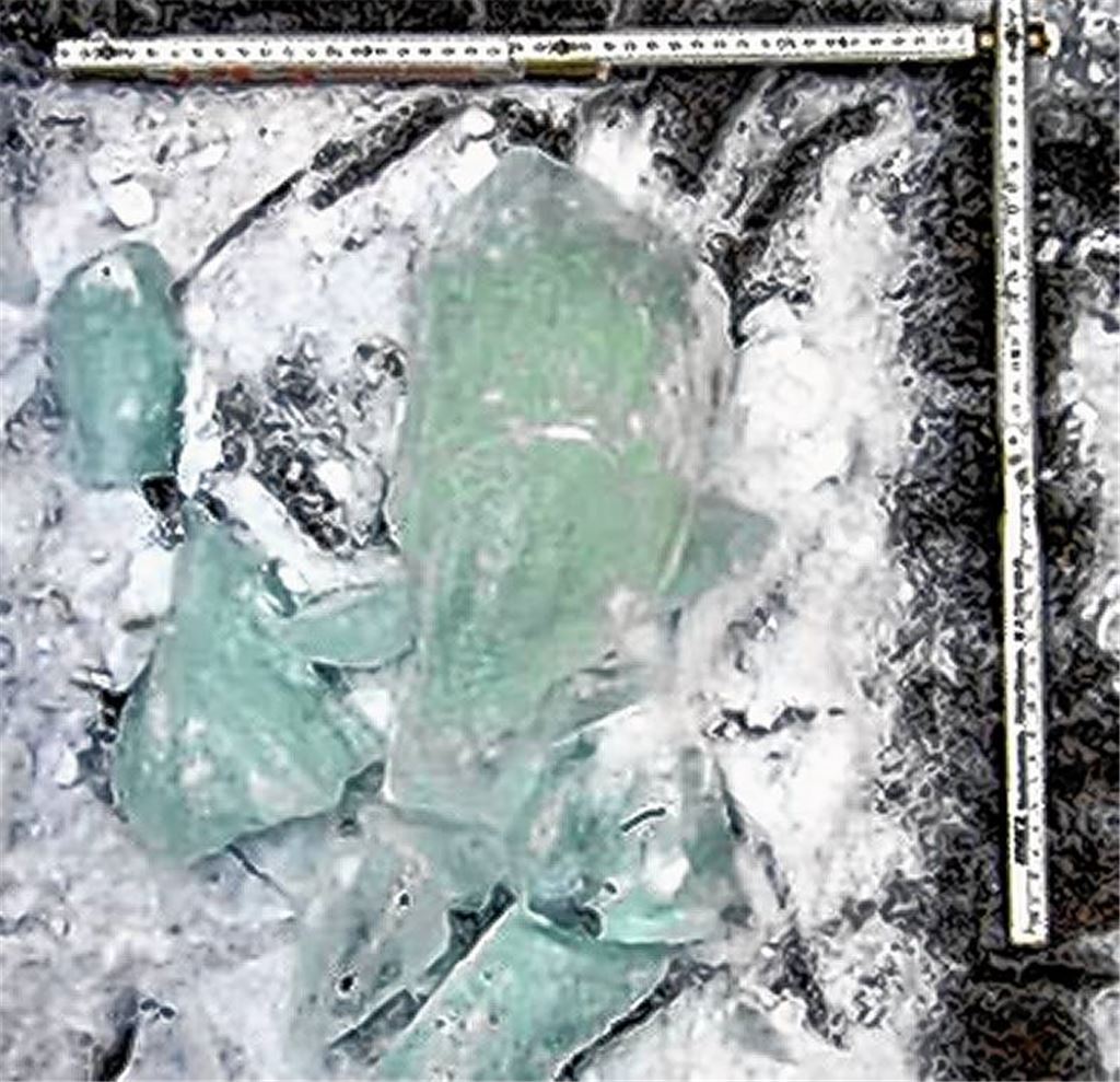 Glück im Unglück: Der Eisklumpen richtet nur einen geringen Sachschaden an.