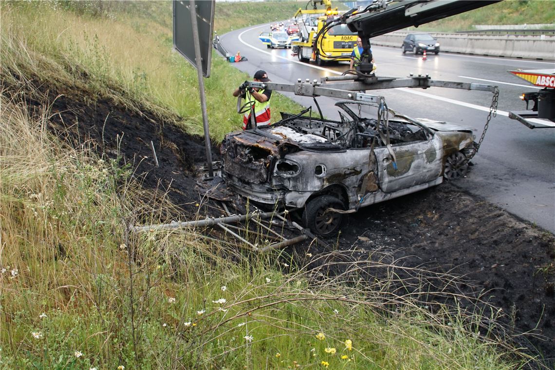 Noettingen-Damsbach: schwerer Verkehrsunfall mit Pkw Vollbrand - mehrere Verletzte Personen